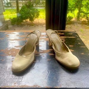 Joan & David Cream Suede Heels / Miles / Pumps Vintage NWOT Likely best for 9.5